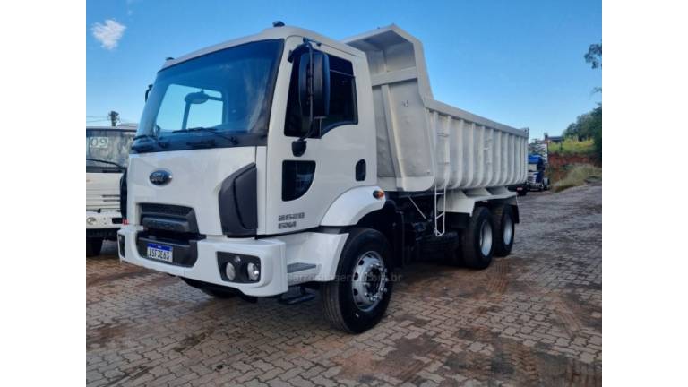 FORD - CARGO 2628 - 2011/2012 - Branca - R$ 320.000,00