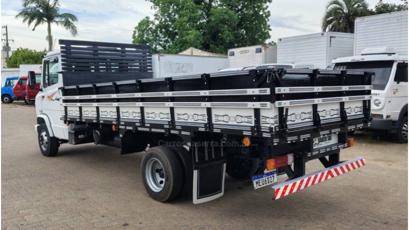 MERCEDES-BENZ - 710 PLUS - 2007/2008 - Branca - R$ 170.000,00