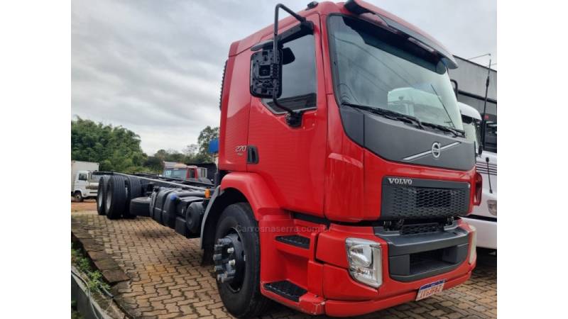 VOLVO - VM 270 - 2014/2014 - Vermelha - R$ 270.000,00