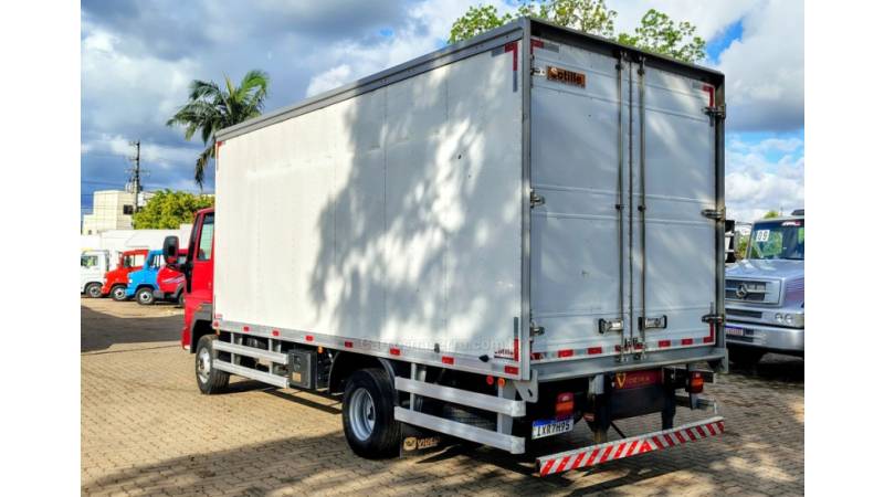 FORD - CARGO 1119 - 2016/2017 - Vermelha - R$ 320.000,00