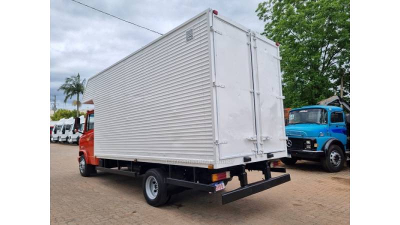 MERCEDES-BENZ - 710 PLUS - 2003/2003 - Vermelha - R$ 155.000,00