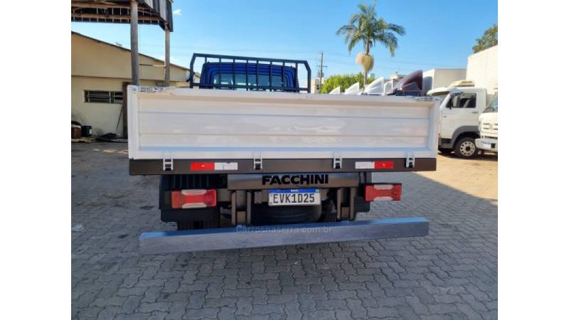 IVECO - DAILY - 2010/2011 - Azul - R$ 110.000,00