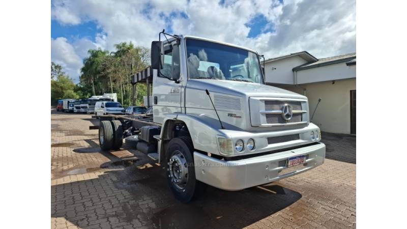 MERCEDES-BENZ - L-1318 - 2009/2009 - Prata - R$ 220.000,00