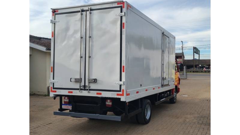 VOLKSWAGEN - 10-160 - 2015/2016 - Vermelha - R$ 270.000,00