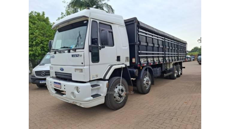 FORD - CARGO 1832 - 2011/2011 - Branca - R$ 320.000,00