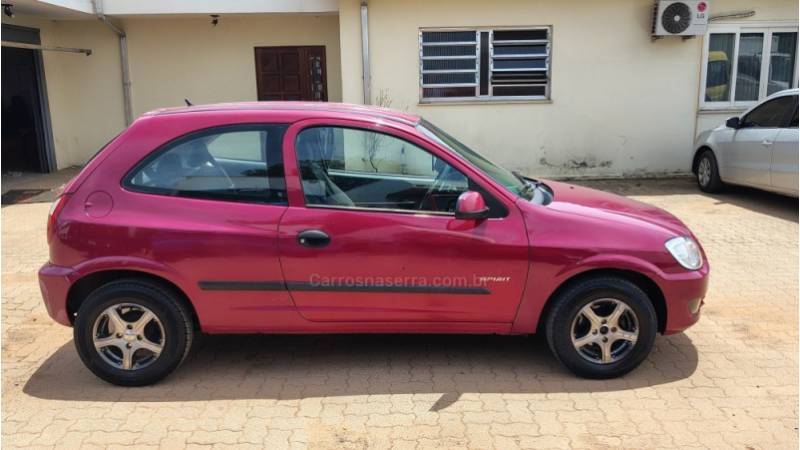 CHEVROLET - CELTA - 2006/2007 - Vermelha - R$ 12.990,00