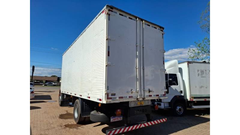 FORD - CARGO 1722 - 2006/2006 - Vermelha - R$ 185.000,00