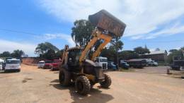 JCB - RETROESCAVADEIRA - 2011/2012 - Laranja - R$ 175.000,00