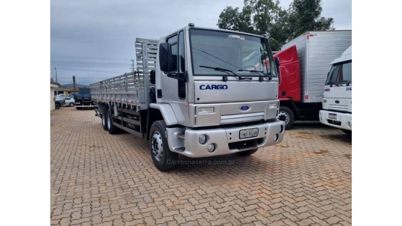 FORD - CARGO 2422 - 2007/2008 - Prata - R$ 210.000,00