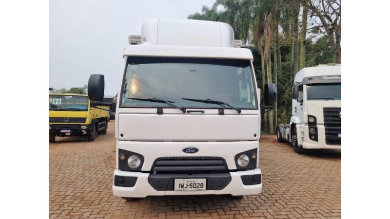 FORD - CARGO 816 - 2015/2015 - Branca - R$ 220.000,00