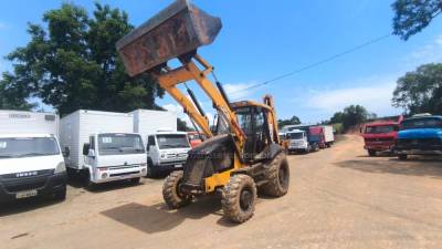 JCB - RETROESCAVADEIRA - 2011/2012 - Laranja - R$ 175.000,00