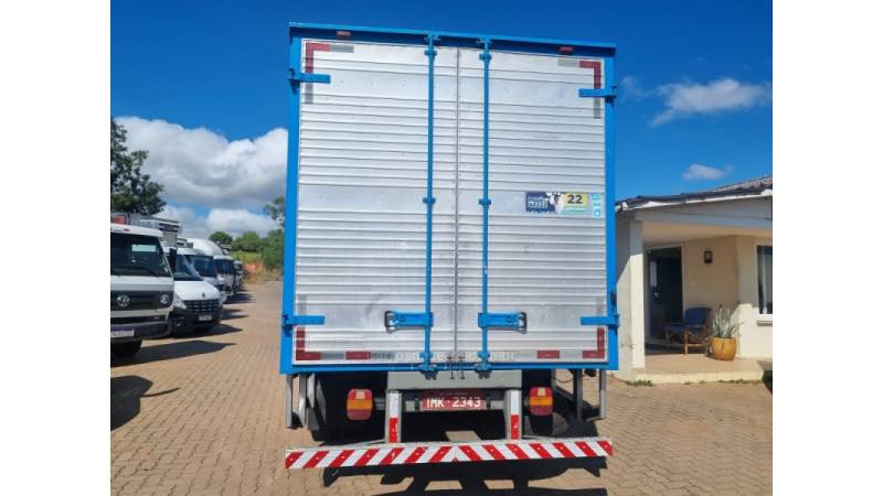FORD - F-4000 - 2004/2005 - Branca - R$ 135.000,00