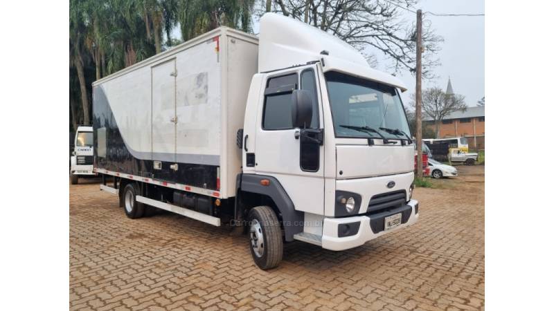 FORD - CARGO 816 - 2015/2015 - Branca - R$ 220.000,00