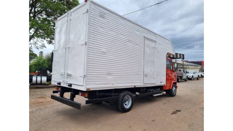 MERCEDES-BENZ - 710 PLUS - 2003/2003 - Vermelha - R$ 155.000,00