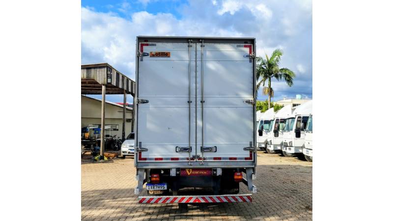 FORD - CARGO 1119 - 2016/2017 - Vermelha - R$ 320.000,00