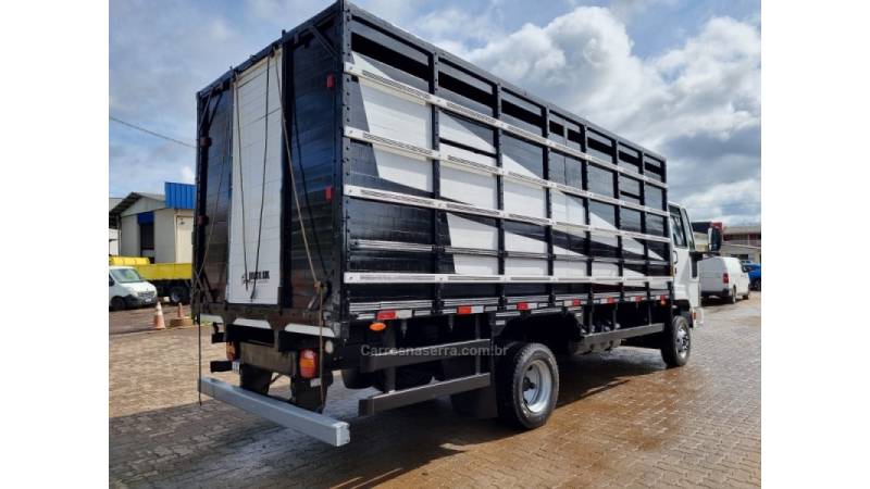 FORD - CARGO 815 - 2011/2012 - Branca - R$ 195.000,00