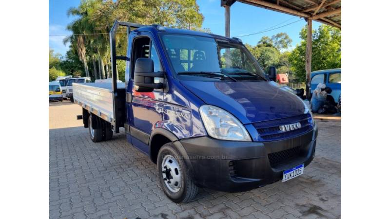 IVECO - DAILY - 2010/2011 - Azul - R$ 110.000,00