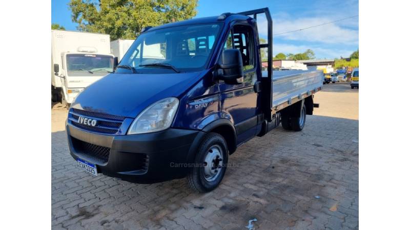 IVECO - DAILY - 2010/2011 - Azul - R$ 110.000,00