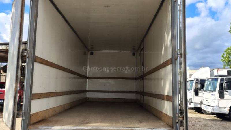 FORD - CARGO 1119 - 2016/2017 - Vermelha - R$ 320.000,00