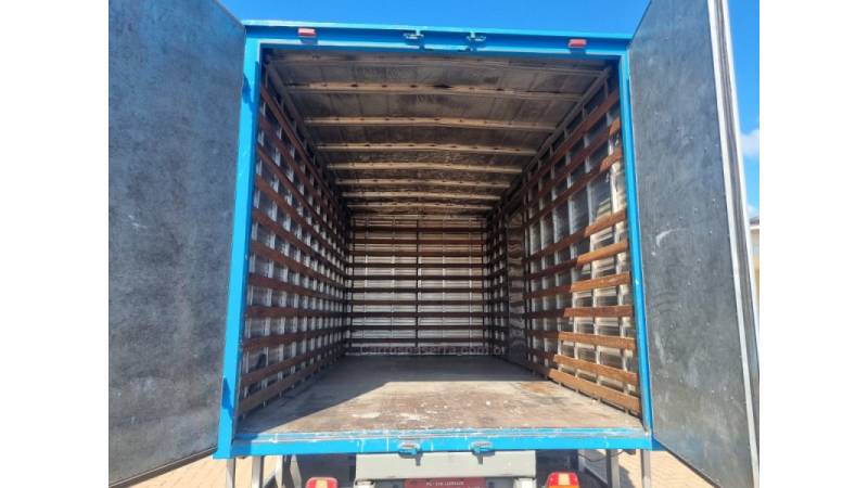 FORD - F-4000 - 2004/2005 - Branca - R$ 135.000,00